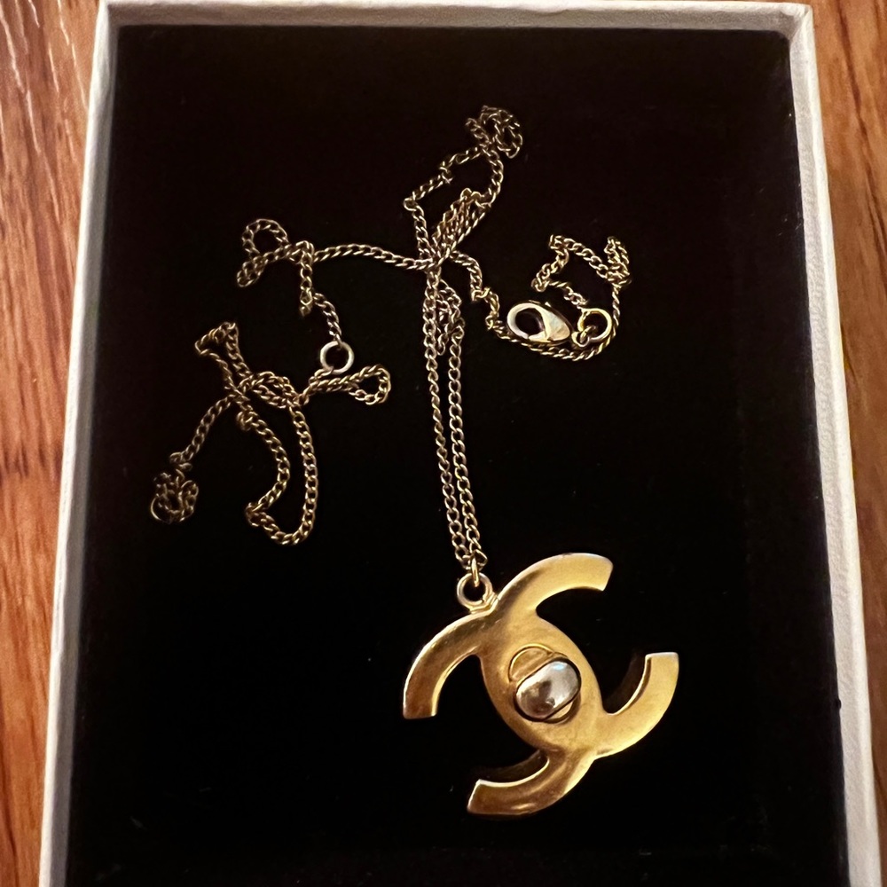 Authentic Vintage turn lock CHANEL necklace gold